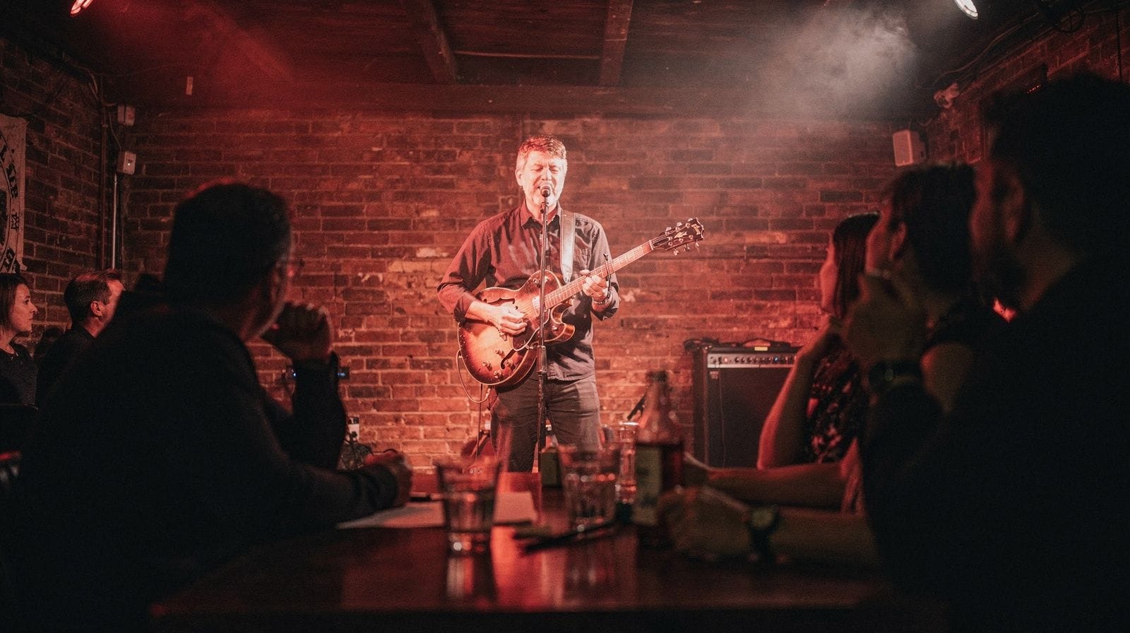 I club di blues a Chicago oggi: eredità o circuito turistico?
