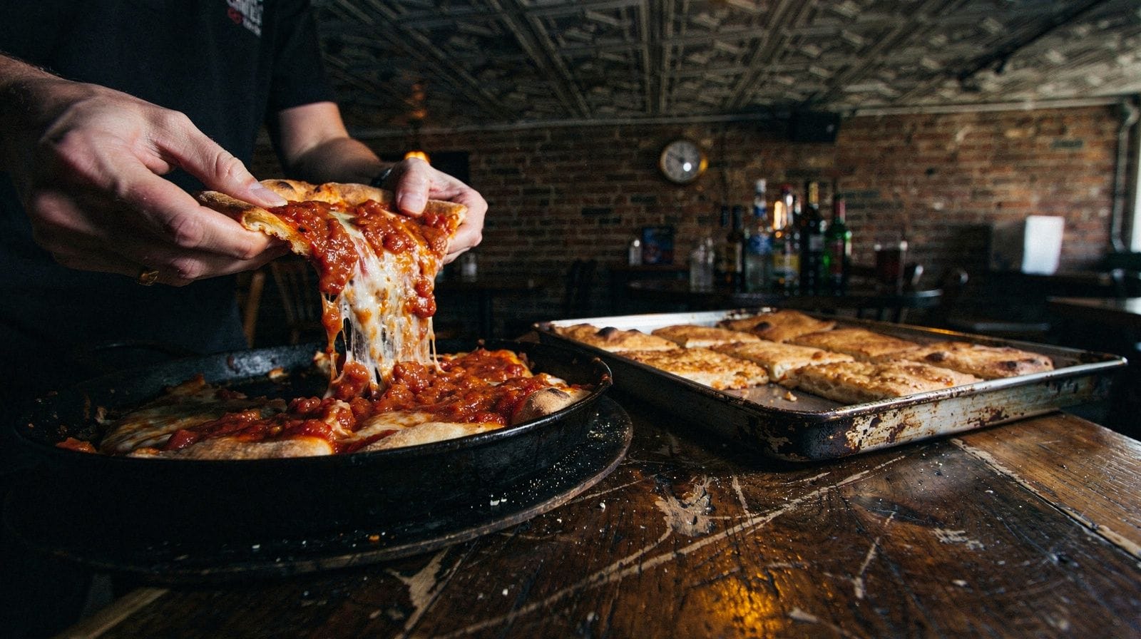 Deep-dish contro tavern-style: la rivalità sulla pizza che Chicago non pubblicizza