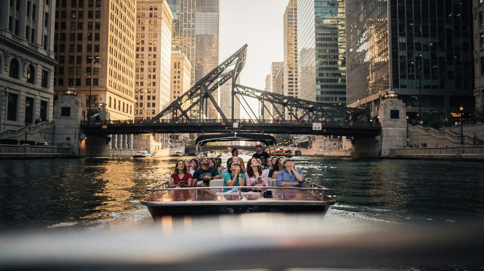 Croisière architecturale ou visite à pied : que choisir à Chicago ?