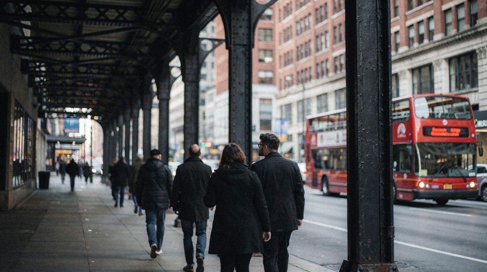 Bus hop-on hop-off ou visite guidée à pied : que choisir pour Chicago