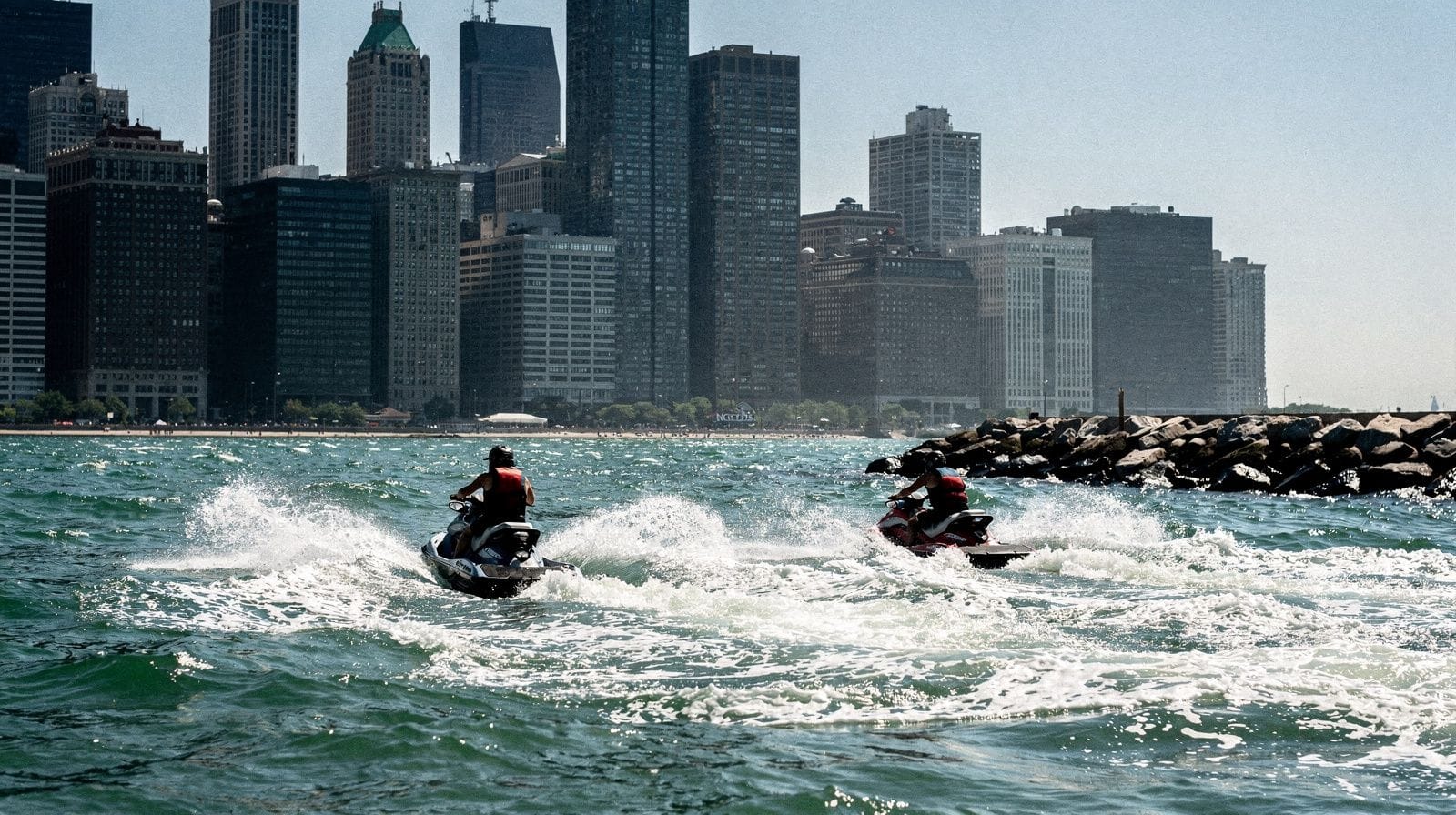 Jet ski et speedboat sur le lac Michigan