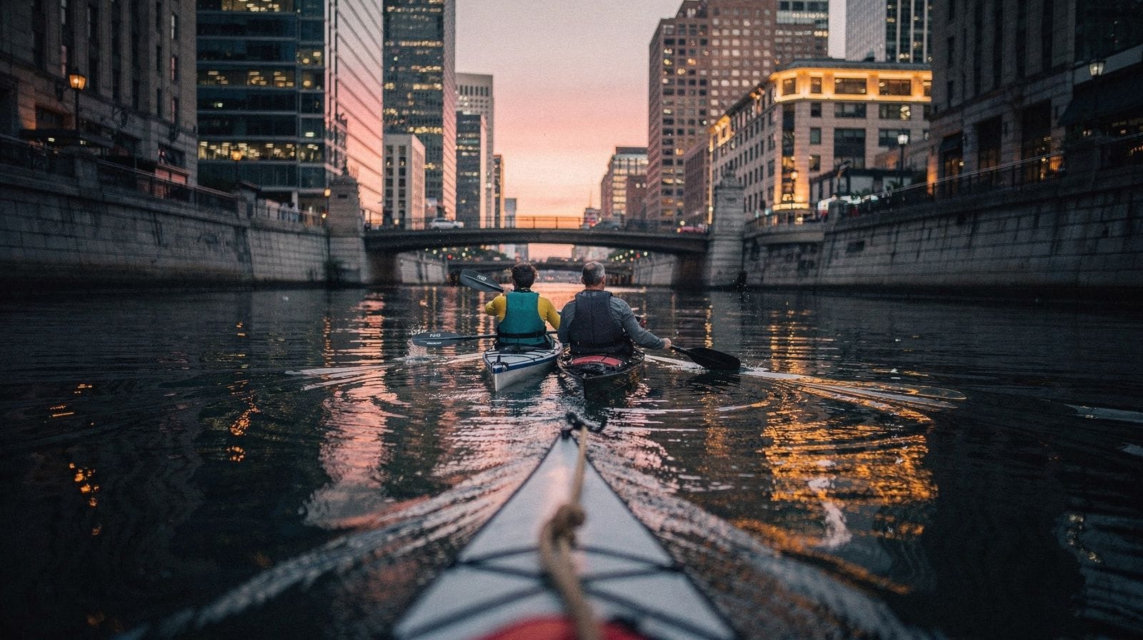 Kayak au coucher du soleil sur la Chicago River
