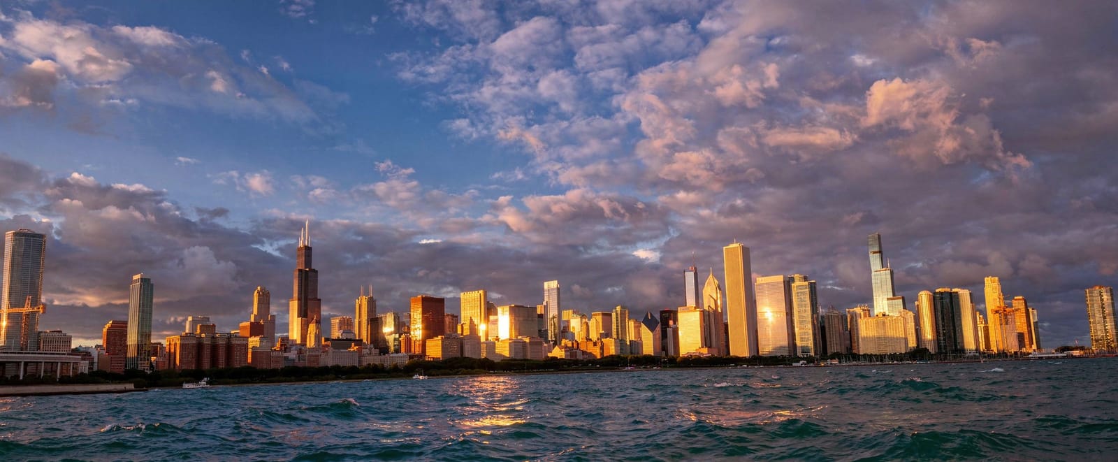 Cloud Gate e lo skyline di Chicago al tramonto, visti da Millennium Park.